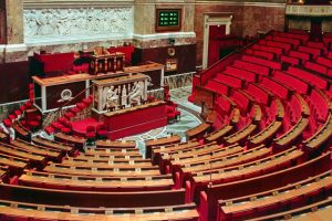Retraites: les Horizons éludent le vrai débat pendant que le gouvernement enfonce l’épée dans la plaie